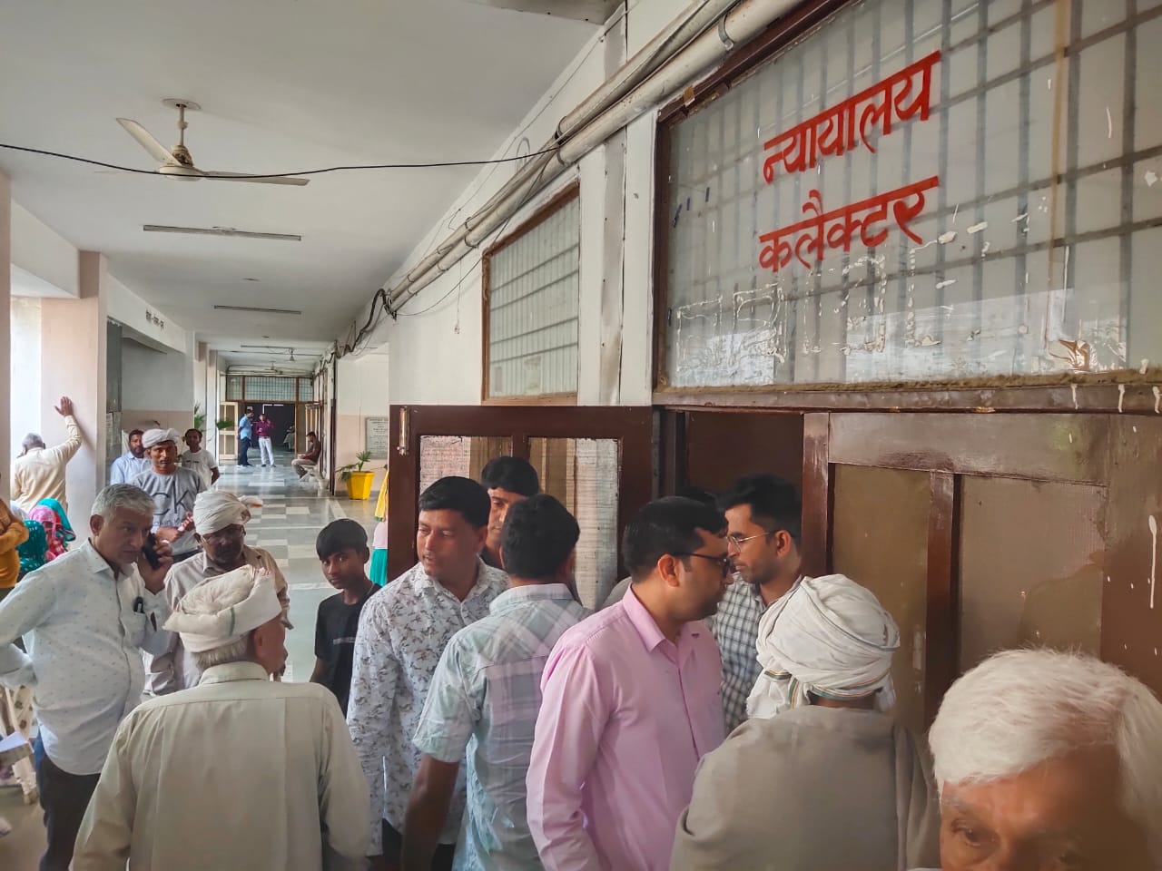 ਲੋਕ ਸਮਾਧਾਨ ਕੈਂਪ ਵਿਖੇ ਆਪਣੀ ਵਾਰੀ ਦੀ ਉਡੀਕ ਕਰ ਰਹੇ ਲੋਕ.