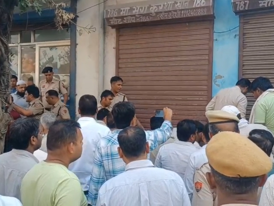 कार्रवाई के दौरान मौजूद दुकानदार।