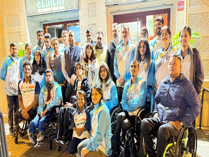 स्पेन में जीत के बाद सेनटर ऑफ बार्सिलोना रॉबर्ट मसीह खिलाड़ियों का स्वागत करते हुए।