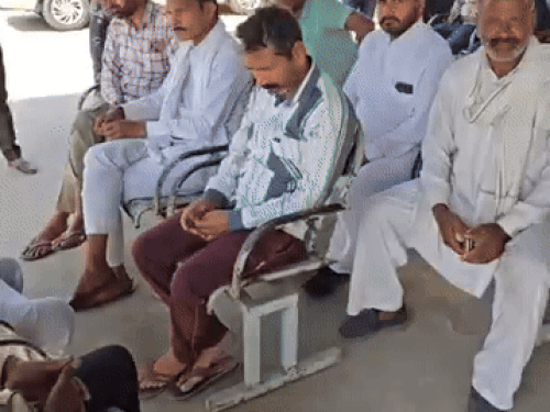 ਫੌਰਮੋਰਟਮ ਹਾ House ਸ ਵਿਖੇ ਮ੍ਰਿਤਕ ਦਾ ਪਰਿਵਾਰ ਮੌਜੂਦ ਹੈ.