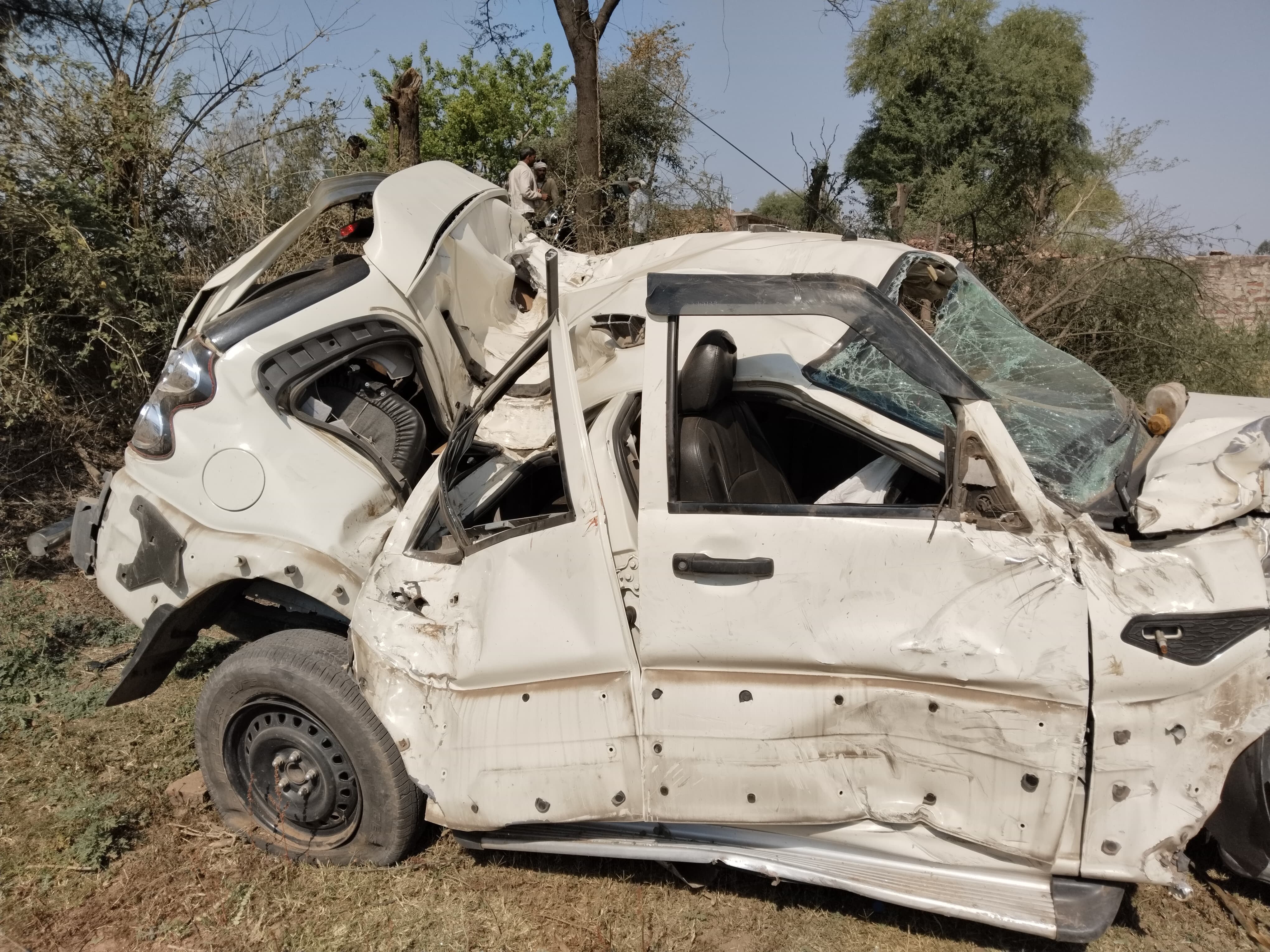 Scorpio lost control and collided with a tree, one dead, 3 injured