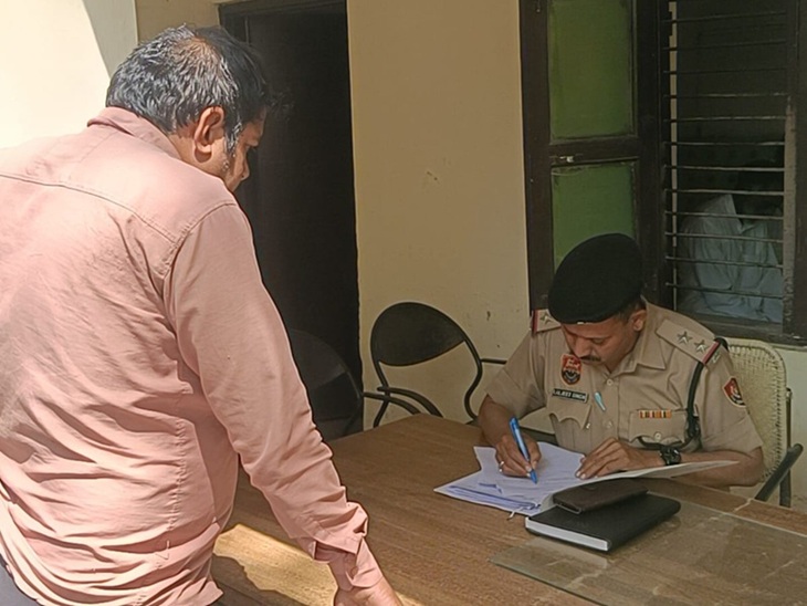 जिला अस्पताल में कागजी कार्रवाई करते हुए पुलिस