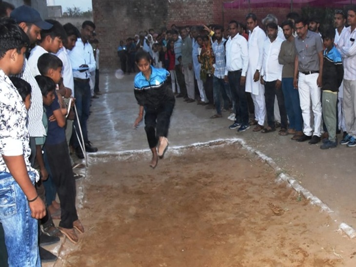 ਭਾਗੀਦਾਰ ਗੀਵਾਨੀ ਪਿੰਡ ਗੋਲਾਗੜ ਪਿੰਡ ਵਿੱਚ ਖੇਡ ਮੁਕਾਬਲੇ ਵਿੱਚ ਹਿੱਸਾ ਲੈ ਰਿਹਾ ਹੈ