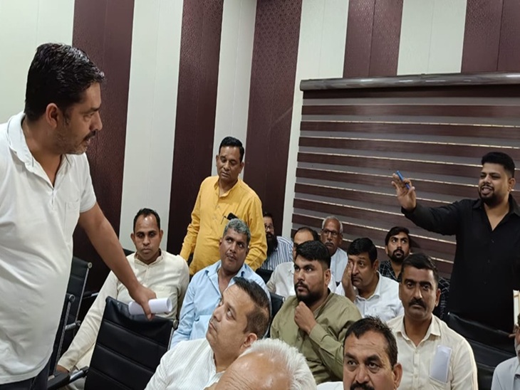 ਹਾ House ਸ ਮੀਟਿੰਗ ਵਿੱਚ ਕੌਂਸਲਰ ਅਤੇ ਅਧਿਕਾਰੀ ਮੌਜੂਦ