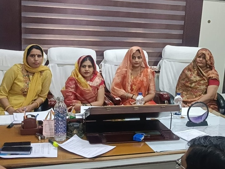 ਚੇਅਰਪਰਸਨ ਪ੍ਰੀਤੀ ਭੋਨੀ ਪ੍ਰਪਾਟੈਪ ਅਤੇ ਹੋਰਨਾਂ ਨੂੰ ਸਿਟੀ ਕੌਂਸਲ ਹਾ House ਸ ਦੀ ਮੀਟਿੰਗ ਦੌਰਾਨ ਮੌਜੂਦ