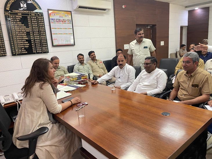 निगम कमिश्नर ए मोना श्री निवास बैठक करते हुए।