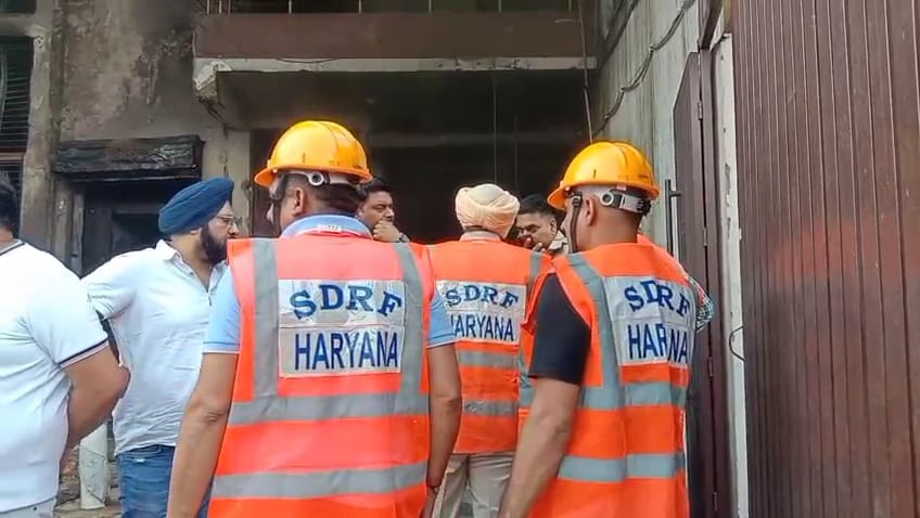 ਐਸਡੀਆਰਐਫ ਹਰਿਆਣਾ ਟੀਮ ਮੌਕੇ ਤੇ ਪਹੁੰਚ ਗਈ ਹੈ ਅਤੇ 9 ਲੋਕ ਟੀਮ ਦੇ ਲੋਕ ਨਿਰੰਤਰ ਖੋਜ ਕਾਰਜਾਂ ਵਿੱਚ ਜੁੜੇ ਹੋਏ ਹਨ.