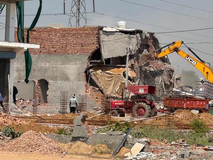 ਪ੍ਰਸ਼ਾਸਨ ਦਾ ਬੁਲਡੋਜ਼ਰ ਦਾ ਗੈਰਕਾਨੂੰਨੀ ਨਿਰਮਾਣ ਤੋੜਨਾ.