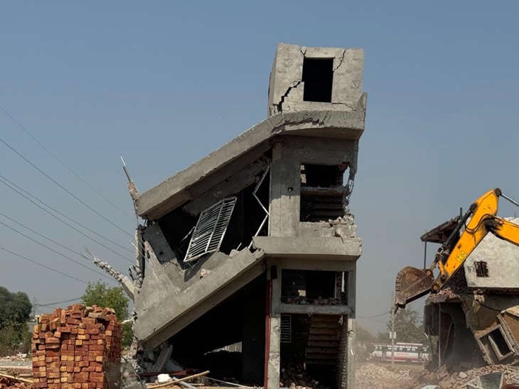 ਪ੍ਰਸ਼ਾਸਨ ਦਾ ਬੁਲਡੋਜ਼ਰ ਦਾ ਗੈਰਕਾਨੂੰਨੀ ਨਿਰਮਾਣ ਤੋੜਨਾ.