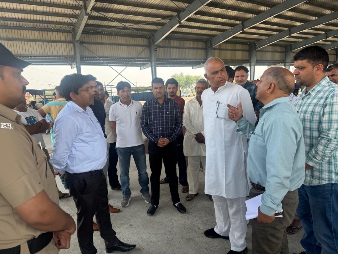 आढ़तियों को निर्देश देते हुए एसडीएम आशीष वशिष्ठ।