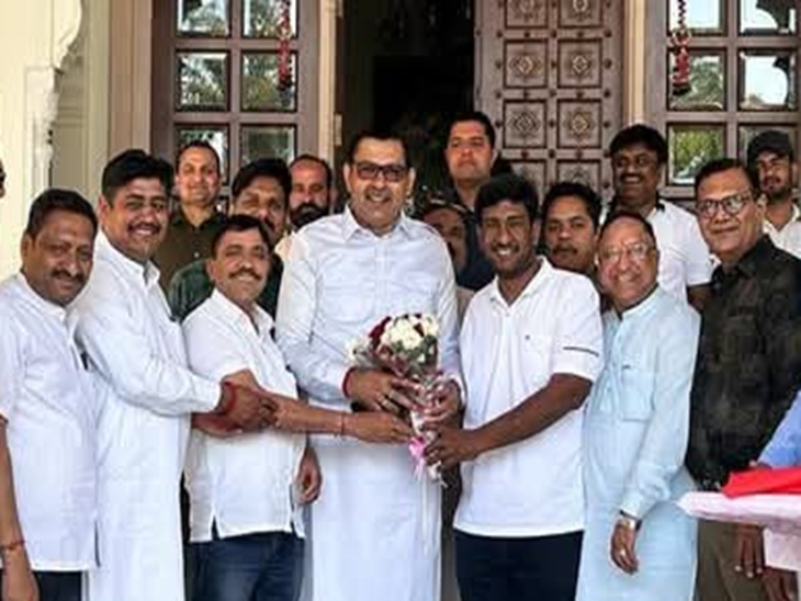 ਸਾਬਕਾ ਮੰਤਰੀ ਦਵਾਂਦਰੜਾ ਬਬਲੀ ਨੇ ਪੁਰਾਣੇ ਮੰਡਲ ਰਾਸ਼ਟਰਪਤੀ ਦਾ ਸਵਾਗਤ ਕੀਤਾ. ਫਾਈਲ ਫੋਟੋ