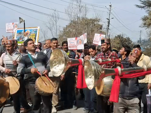 मुख्यमंत्री सुखविंदर सुक्खू का जन्मदिन मनाने के लिए बाध्य यंत्रों के साथ पहुंचे समर्थक