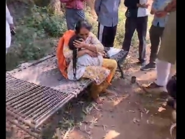 ਇੱਕ woman ਰਤ ਬੱਚੇ ਦੀ ਮੌਤ ਦਾ ਸੋਗ ਕਰ ਰਹੀ ਸੀ.