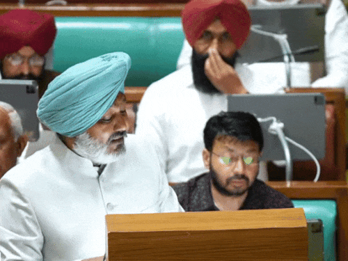 अपने पूरे भाषण के दौरान वित्त मंत्री ने करीब 12 बार सीएम भगवंत मान की तारीफ की। इस दौरान उन्होंने कहा इंडस्ट्री के लिए वैट के निपटारे के लिए उन्होंने वन टाइम सैटलमेंट स्कीम की। 70 हजार 311 डीलरों ने बकाया देकर छूट का फायदा लिया। जिसमें से मात्र 13 करोड़ का माल आया था।