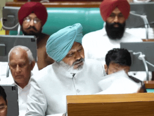 बजट खत्म होने के बाद हरपाल चीमा ने सभी कर्मचारियों, अधिकारियों का हाथ जोड़कर धन्यवाद किया जिन्होंने बजट तैयार करने में मदद की। इसके साथ ही आप के सभी मंत्री और विधायक भी टेबल पीटते हुए नजर आए।