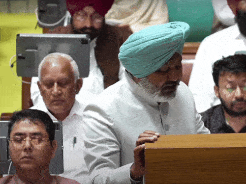 वित्त मंत्री हरपाल चीमा भाषण में घोषणाएं कर रहे थे तो तभी उनके पीछे बैठे कैबिनेट मिनिस्टर बरिंदर कुमार गोयल खुद को उबासी लेने से रोक ना सके।