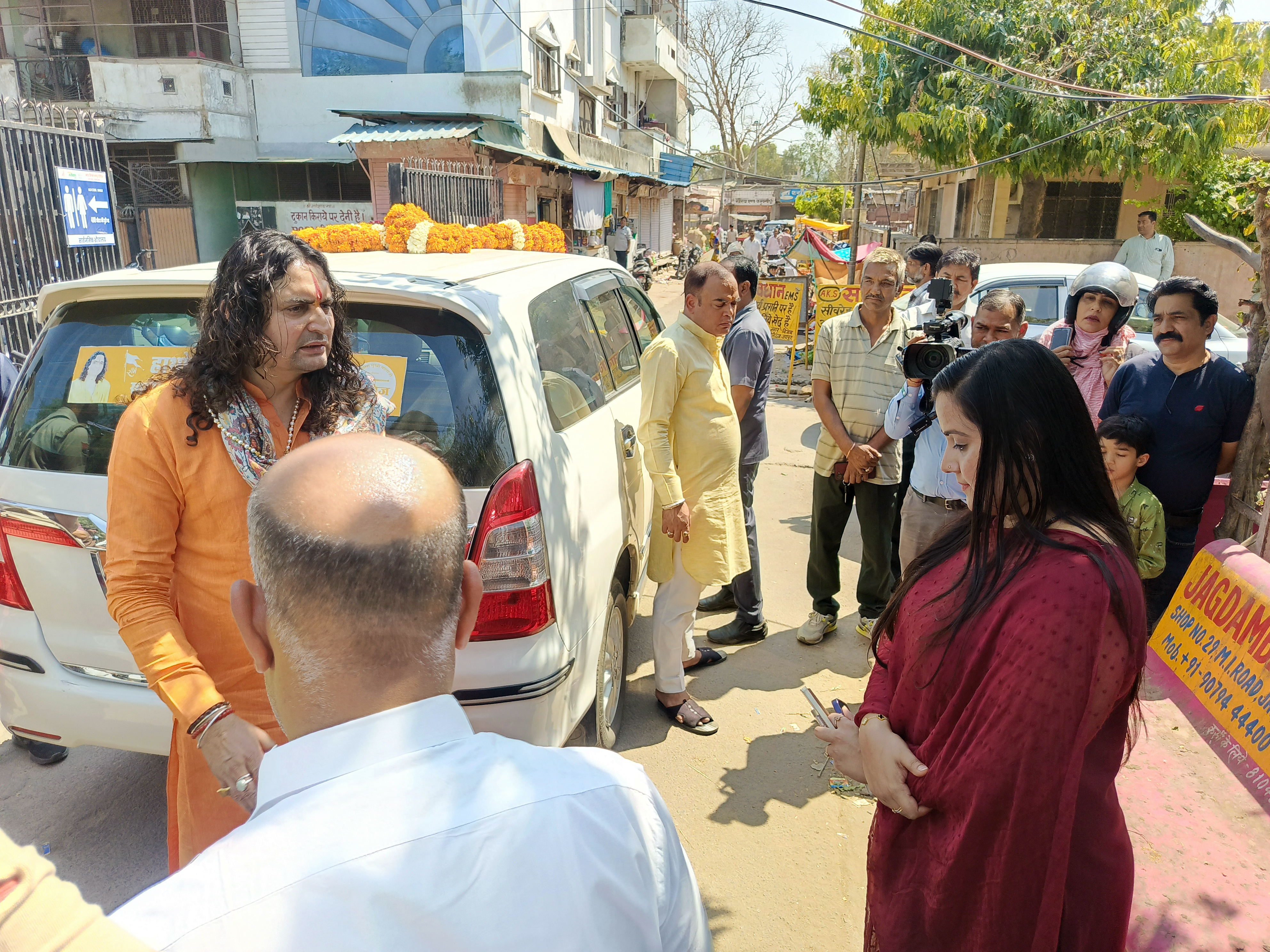 विधायक बालमुकुंदाचार्य ने गार्डन उपायुक्त को जमकर खरी खोटी सुनाई।