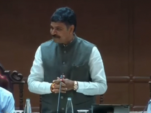 जूली ने कहा कि राजीव गांधी ने 18 साल के युवा को वोटिंग का अधिकार दिया। कम्प्यूटर और आईटी क्रांति लेकर आए। उसी का परिणाम है कि आज हमारे देश के युवा आईटी कंपनियों के मालिक बनकर बैठे हैं।