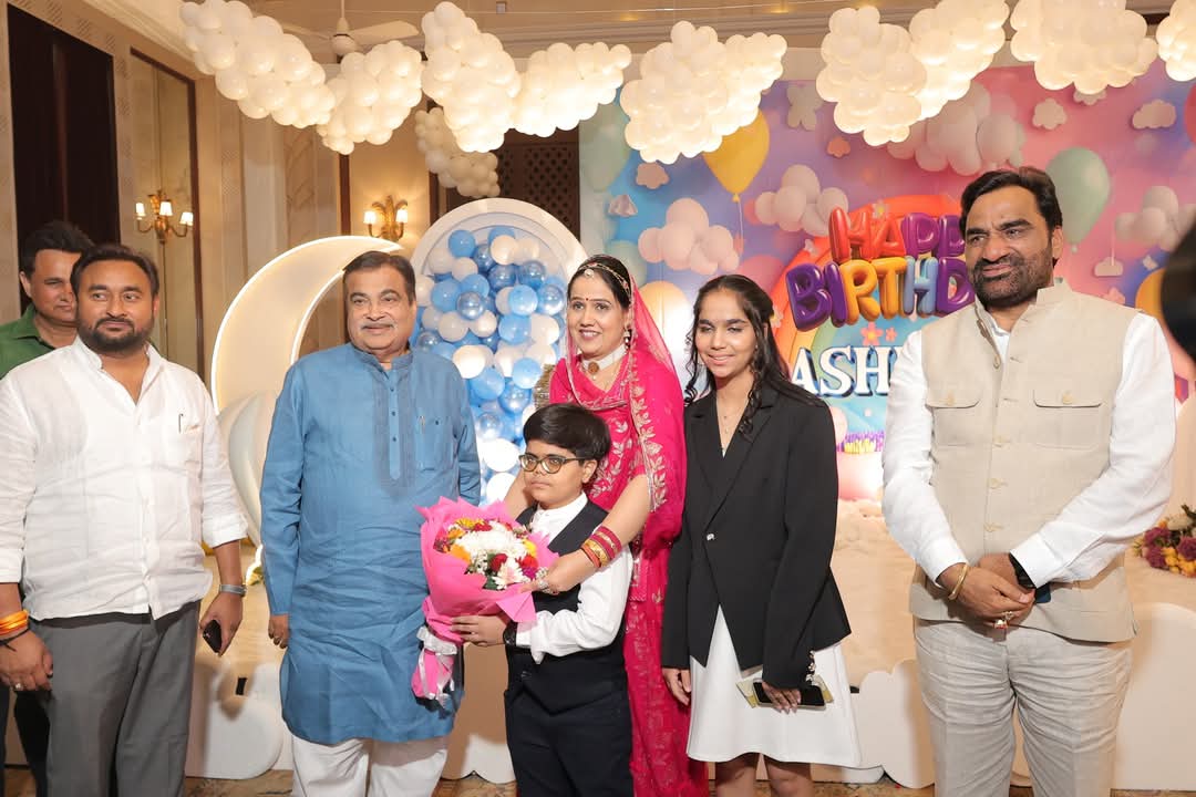 आशुतोष की बर्थडे पार्टी में हनुमान बेनीवाल के परिवार के साथ केंद्रीय मंत्री नितिन गडकरी।