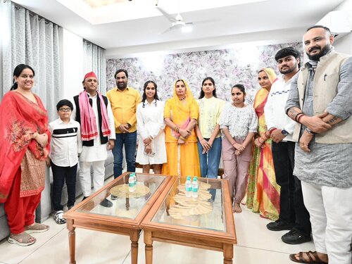 बर्थडे पार्टी में समाजवादी पार्टी के राष्ट्रीय अध्यक्ष अखिलेश यादव के साथ बेनीवाल और उनका परिवार।