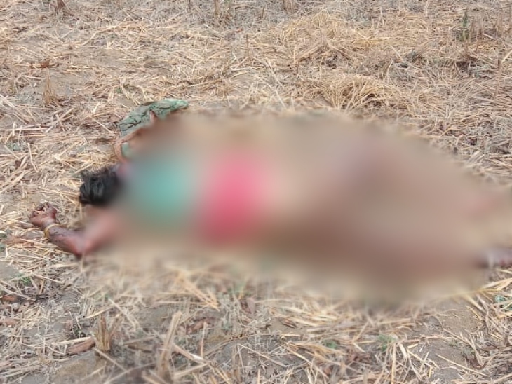 आरोपी ने लाश के निचले हिस्से के कपड़े उतार कर उसे अर्धनग्न कर दिया।