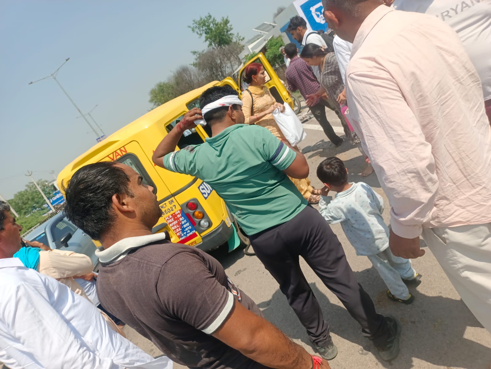 हादसे के बाद मौके पर मौजूद लोग व छोटे बच्चे।