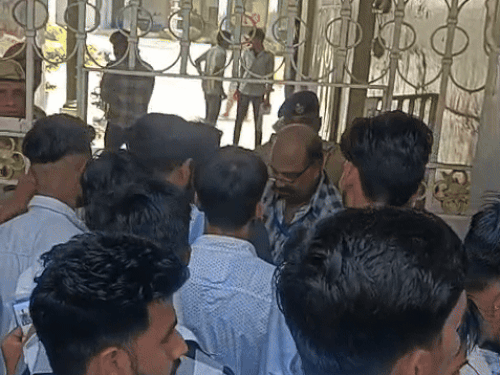 ਕੇਂਦਰ ਵਿੱਚ ਦਾਖਲ ਹੋਣ ਵੇਲੇ ਵਿਦਿਆਰਥੀਆਂ ਦੀ ਜਾਂਚ ਕੀਤੀ ਜਾ ਰਹੀ ਹੈ