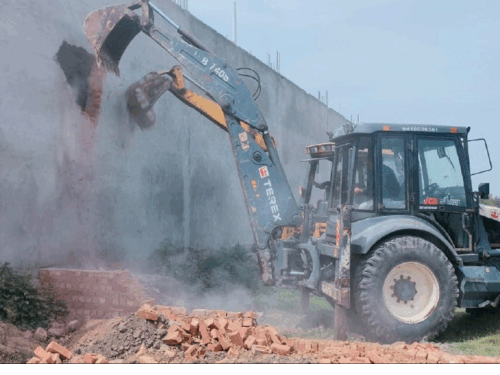 प्रशासन द्वारा अवैध कॉलोनी से तोड़े गए निर्माण।