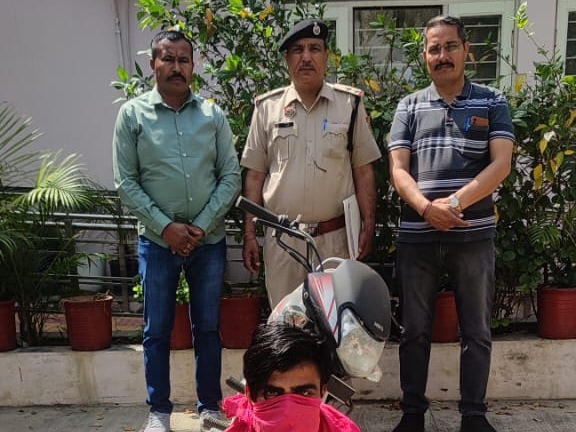 ਦੋਸ਼ੀ ਅਤੇ ਪੁਲਿਸ ਹਿਰਾਸਤ ਵਿੱਚ ਬਾਈਕ ਬਰਾਮਦ ਕੀਤੀ ਗਈ.