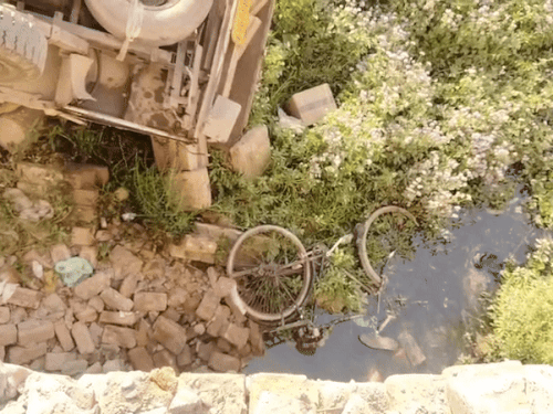 पीछे लुढ़कते हुए साइकिल को चपेट में लिया।