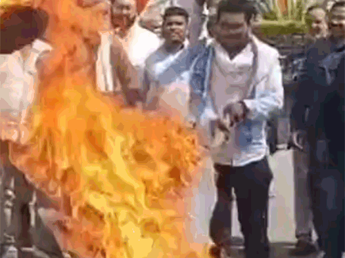 कांग्रेस के प्रदेशव्यापी प्रदर्शन के तहत सरगुजा जिले में गुरुवार को प्रदर्शन किया गया। कार्यकर्ता राजीव भवन से रैली निकालकर कलेक्टोरेट चौक पहुंचे और पुतला दहन किया।