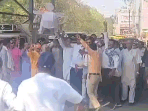 बिलासपुर में प्रदर्शनकारी इंदिरा कांग्रेस भवन में एकजुट हुए। वहां से जुलूस निकालकर नेहरू चौक पहुंचने से पहले ही पुतला दहन कर दिया।