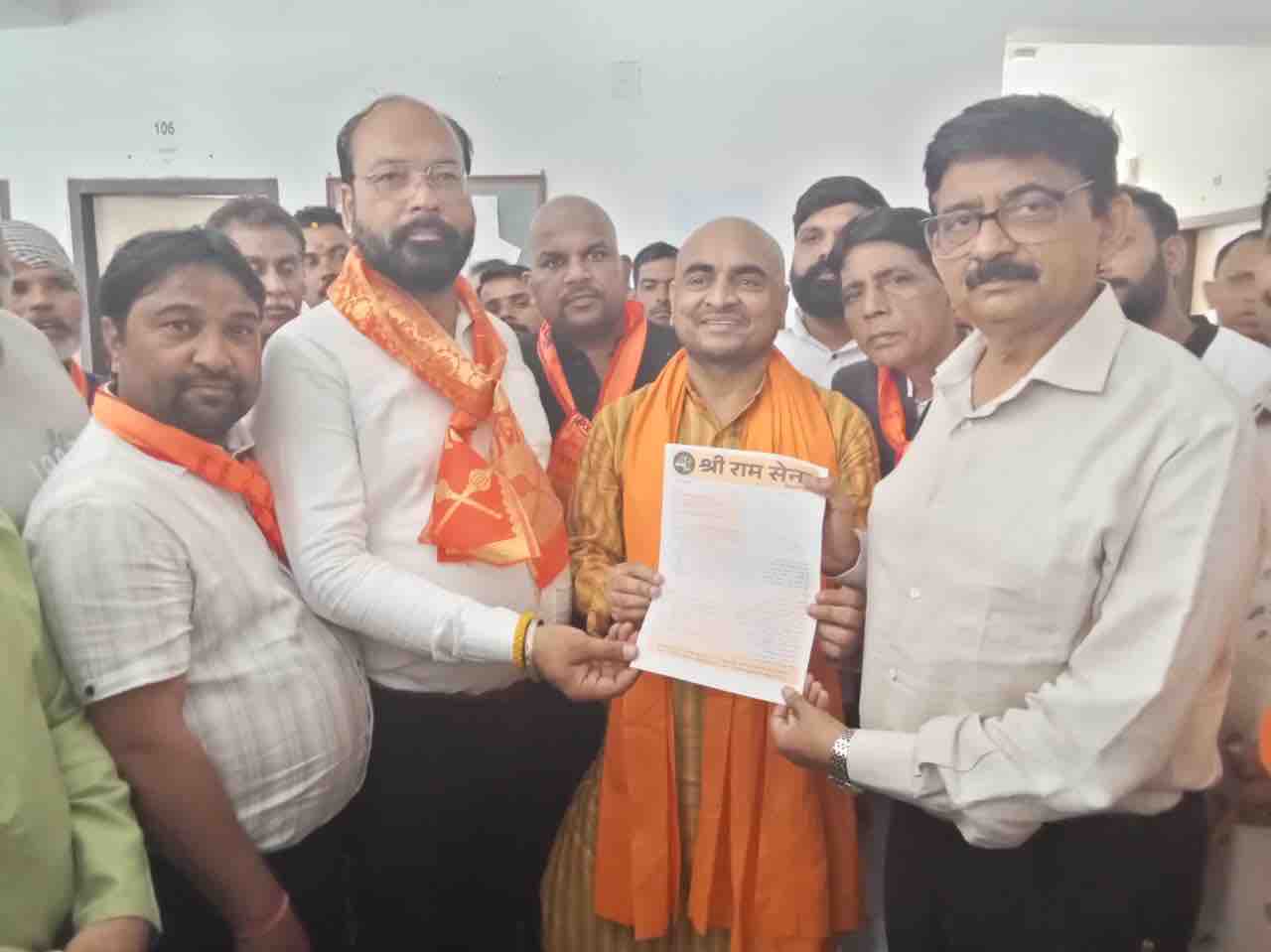 मुंडन कराने के बाद एसडीएम विवेक को मांग पत्र दिया।