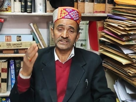 बार एसोसिएशन निरमंड के प्रधान सीएल डोगरा जानकारी देते हुए।