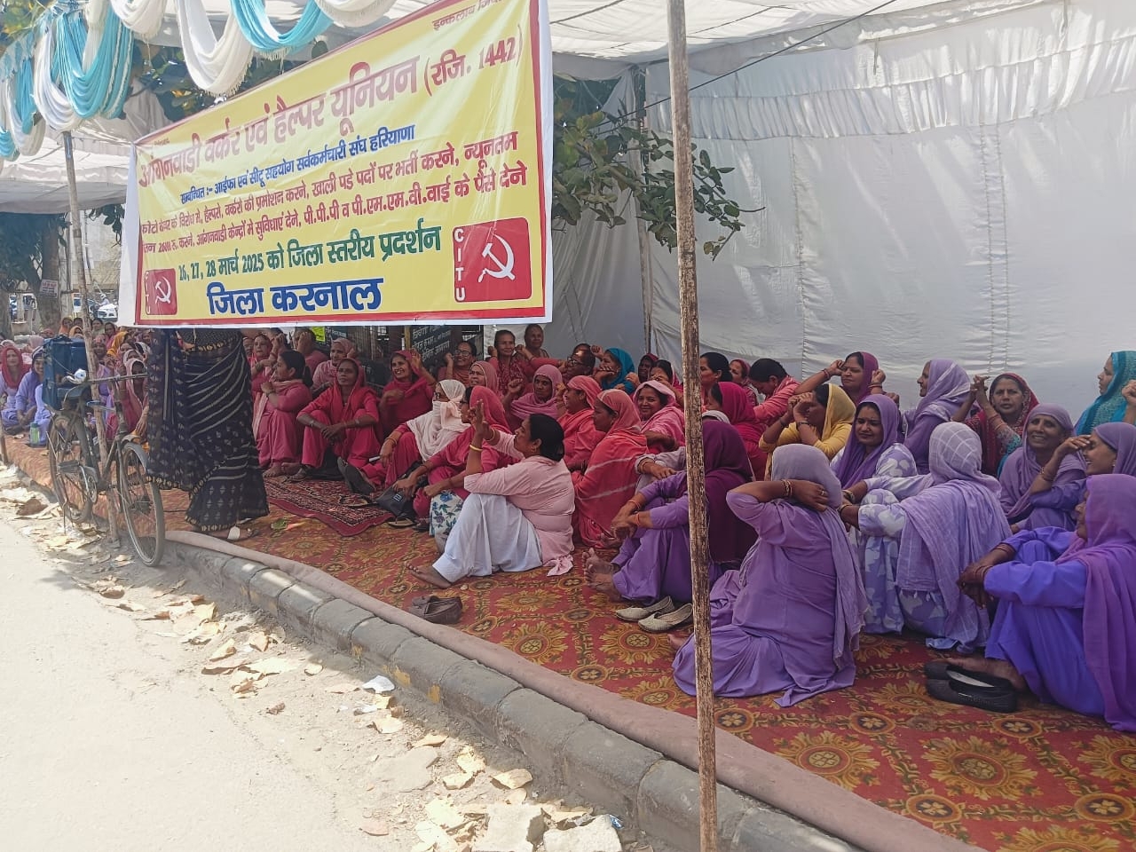 करनाल में धरना देते हुए ग्रामीण क्षेत्र से आई आंगनबाड़ी वर्कर।