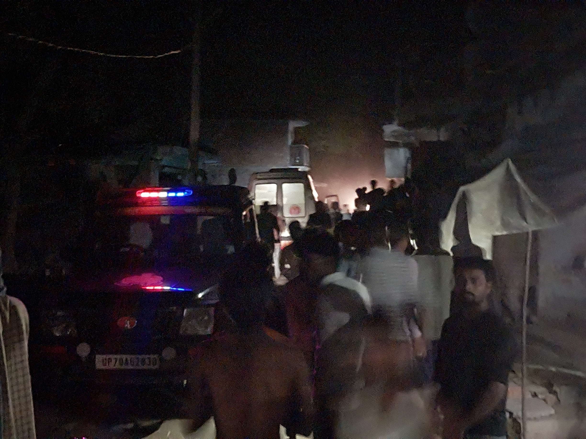A pickup loaded with gas cylinders collided with a pole | गैस सिलेंडर ...