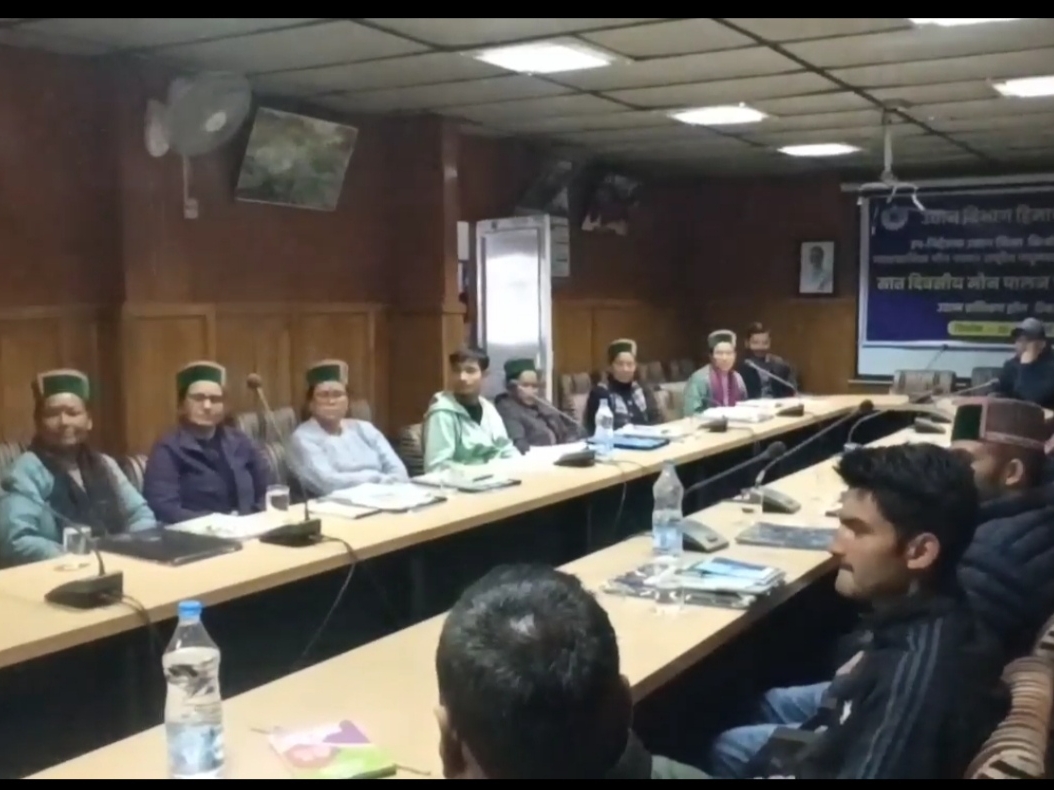 बैठक में भाग लेते पालक।