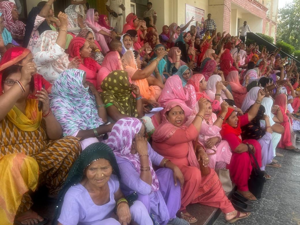 ਹੈਡਕੁਆਟਰਜ਼ 'ਤੇ ਆਂਗਣਵਾਦੀ ਕਾਮੇ ਨੂੰ ਚੀਕਦੇ ਹੋਏ ਚੀਕਣਾ.