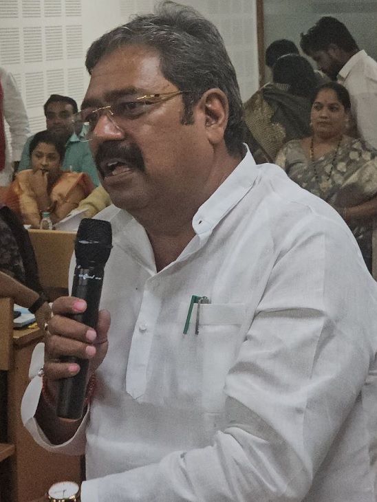 भिलाई निगम में बजट पेश करते महापौर नीरज पाल।