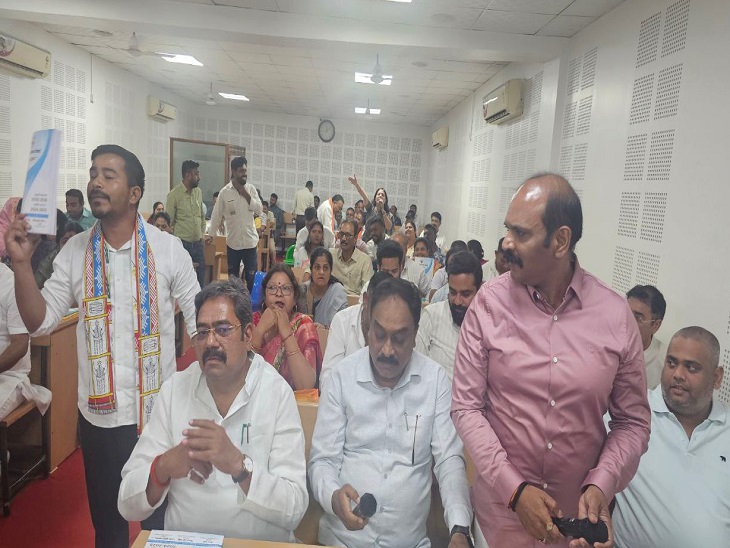 सत्ता और विपक्ष दोनों पार्षदों ने किया जमकर हंगामा