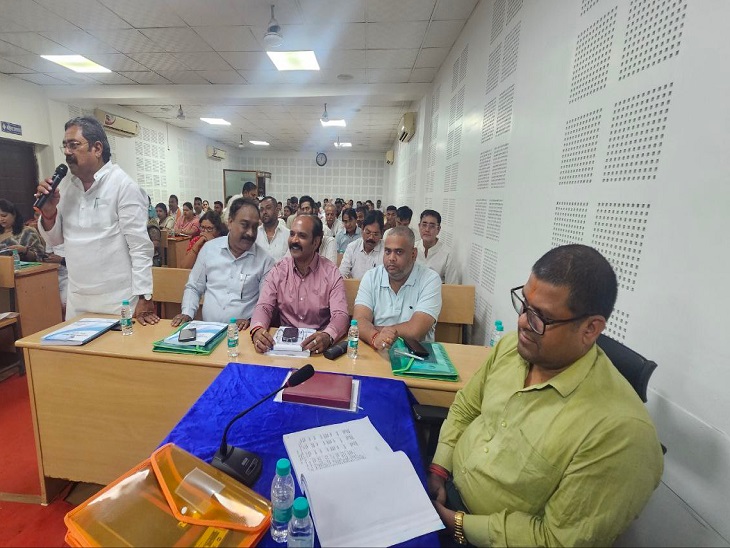 सदन में निगम आयुक्त की जमकर ली गई चुटकी