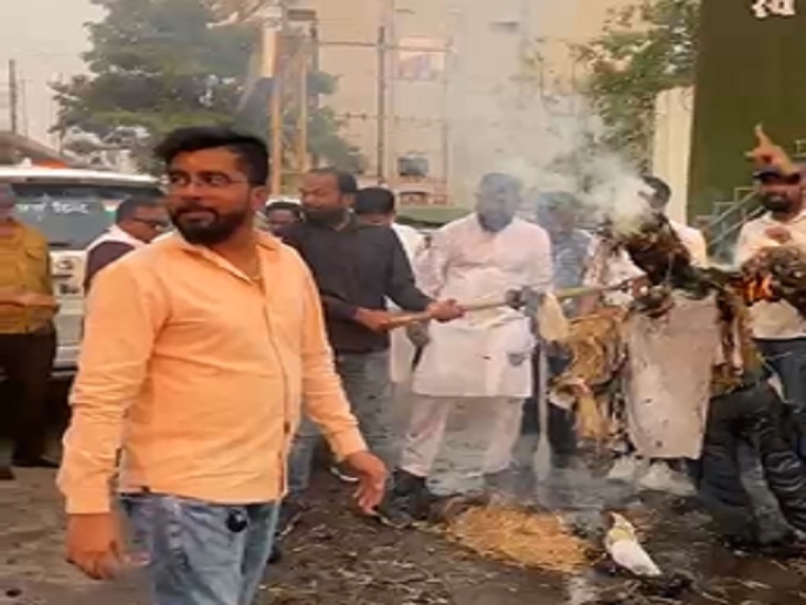 भाजपा सरकार के खिलाफ नारेबाजी करते कांग्रेसी