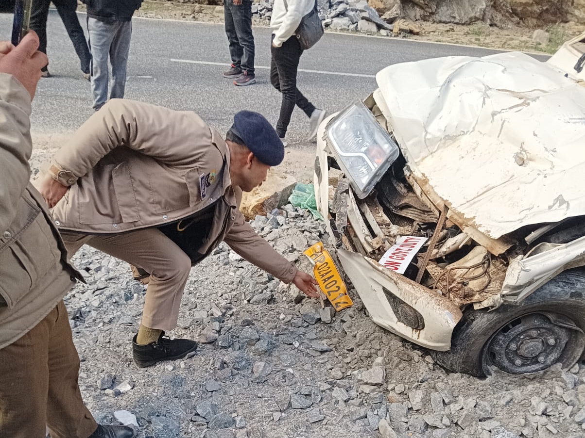 हादसे में क्षतिग्रस्त बोलेरो कार।