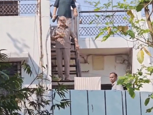 कार्रवाई के दौरान भूपेश बघेल अपने घर की छत में नजर आए, बताया जा रहा है CBI के अधिकारी जांच के लिए छत पर भी पहुंचे थे