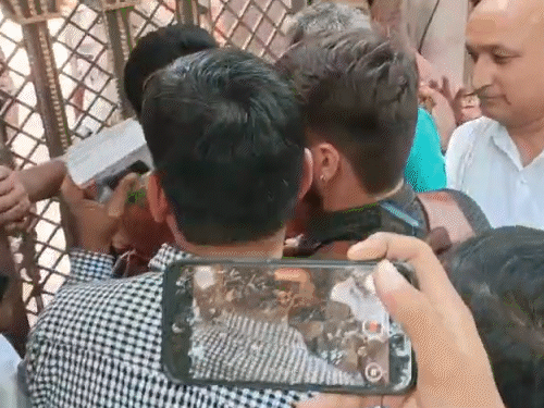 भूपेश के बंगले में बैग ले जाने वाले शख्स को भी कांग्रेसियों ने रोका और बैग चेक कराने की बात कही