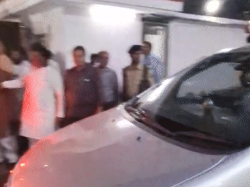 जांच के बाद पूर्व सीएम भूपेश बघेल के बंगले से निकलते हुए CBI के अधिकारियों ने वीडियो भी बनाए हैं।