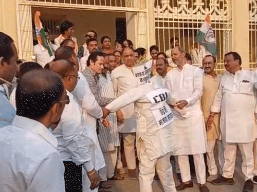रायपुर के गांधी मैदान में कांग्रेसियों ने CBI का पूतला फूंका। इस दौरान जिला अध्यक्ष गिरीश दुबे, पूर्व विधायक विकास उपाध्याय समेत कांग्रेस कार्यकर्ता मौजूद रहे।