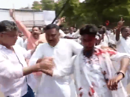 निदर्शनादरम्यान एक कार्यकर्ता जखमी झाला. डोक्याला दुखापत झाल्यानंतर खूप रक्तस्त्राव होत होता.