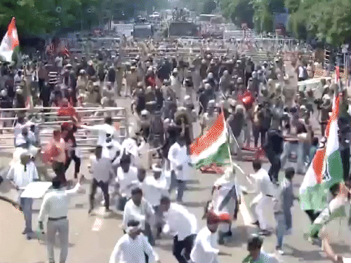 पोलिसांनी लाठीमार करून निषेध करणाऱ्या काँग्रेस कार्यकर्त्यांना पांगवले.