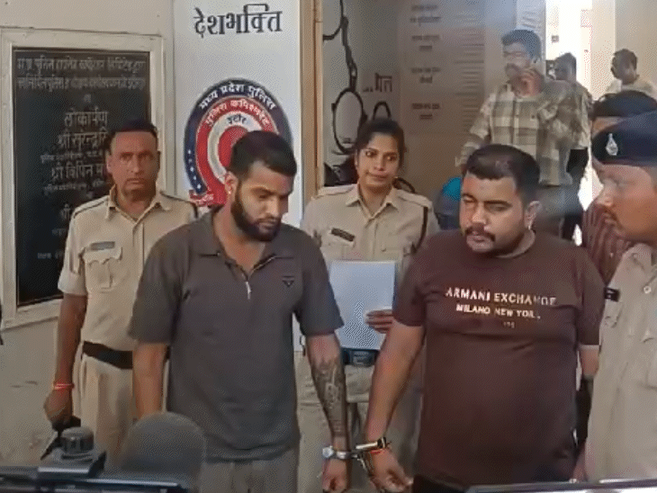 युवती को कार से उसके दोस्त अस्पताल लेकर पहुंचे थे। यहां छोड़कर भाग गए थे। - Dainik Bhaskar
